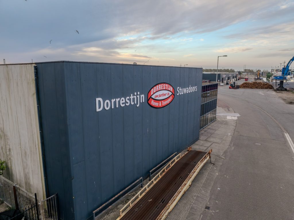 Luchtfoto van het terrein van Dorrestijn Stuwadoors in Beverwijk